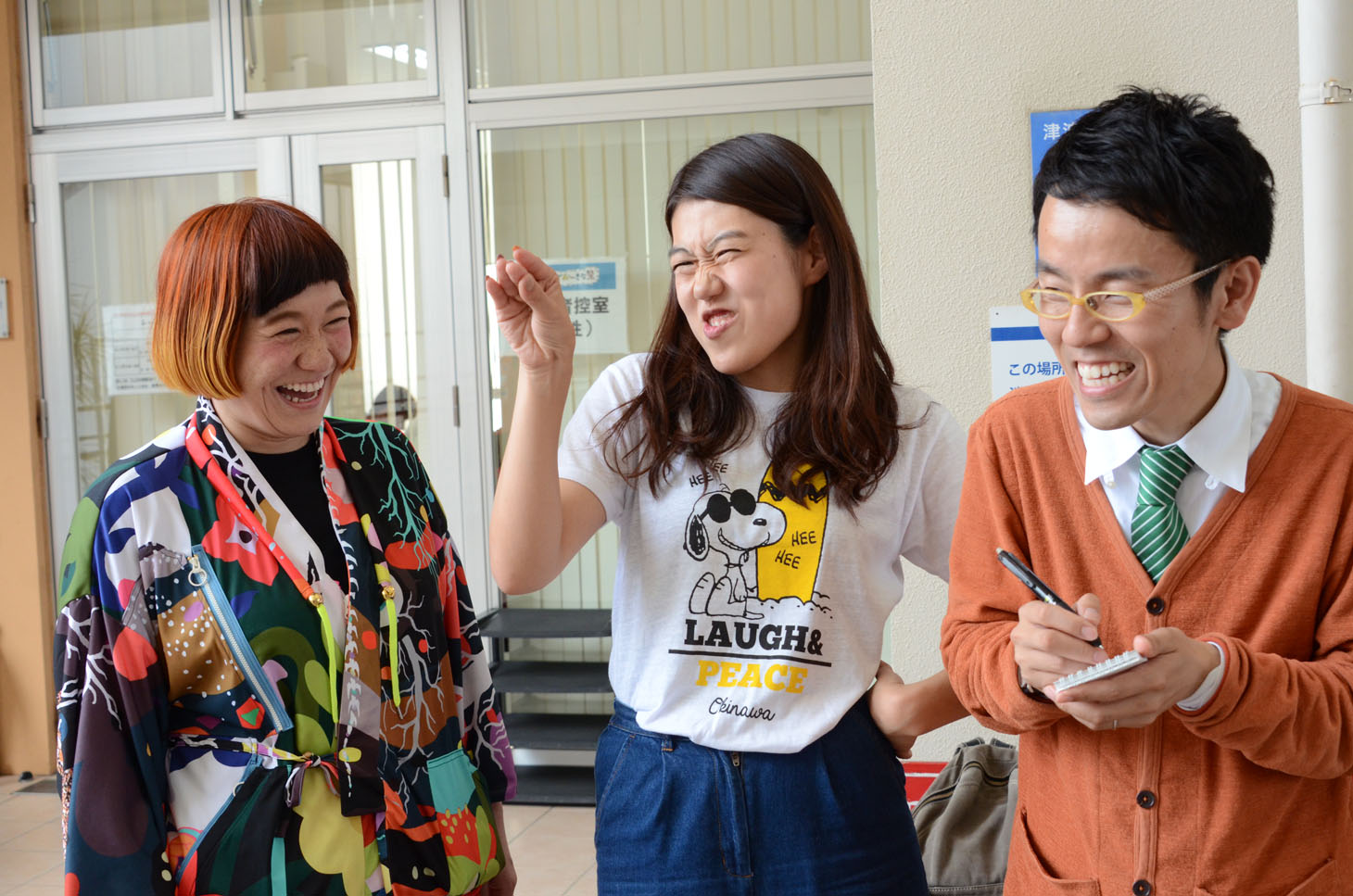 横澤夏子（中央）と女と男。