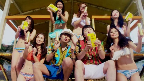 「スキンアクアスプレー『WATER MAGICS』WEB限定」のワンシーン。