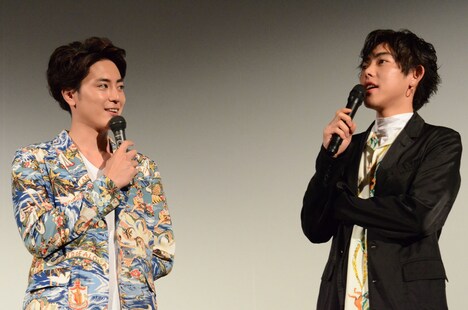 左から間宮祥太朗、吉村界人。