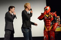 左から稲葉友、田村亮（ロンドンブーツ1号2号）、マックスマン。