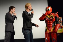 左から稲葉友、田村亮（ロンドンブーツ1号2号）、マックスマン。