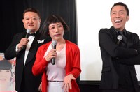 筧利夫（右）は、すっちーがしゃべる間も大笑い。