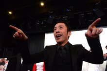 撮った写真をすぐに拡散してと観客に訴える筧利夫。