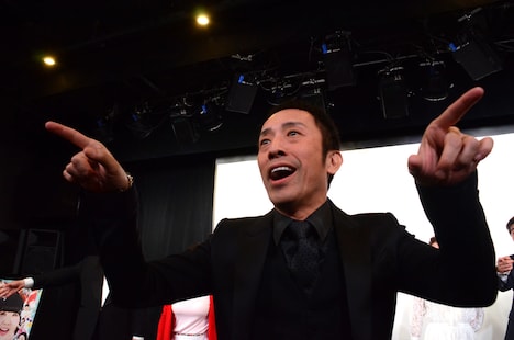 撮った写真をすぐに拡散してと観客に訴える筧利夫。