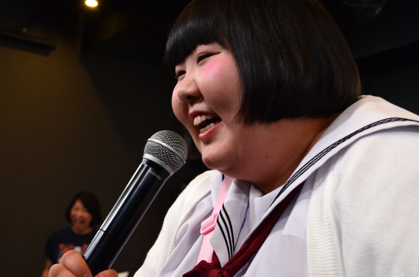 筧利夫に「もっと前に」と言われ観客の間近で挨拶する酒井藍。