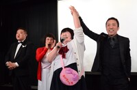 挨拶した酒井藍を「チャンピオン」と称える筧利夫（右端）。