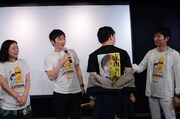 Tシャツのバックプリントを見せるレイザーラモンRG（左から3人目）。
