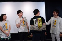 Tシャツのバックプリントを見せるレイザーラモンRG（左から3人目）。