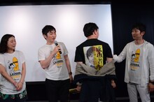 Tシャツのバックプリントを見せるレイザーラモンRG（左から3人目）。