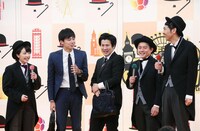 ラフレクラン（左から2人目、3人目）(c)テレビ東京