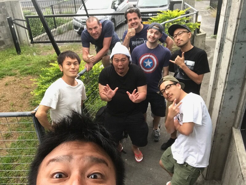 沖縄の自然を撮影している大自然ら。