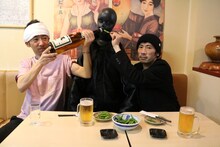 「居酒屋＆チョップリン」イメージ。中央にあるのはコント「ニューヨーカー」に登場するニューヨーカー。