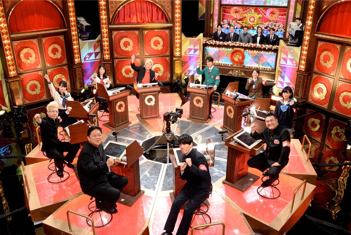 「Qさま!!」に出演する「関東インテリ軍団」。(c)テレビ朝日