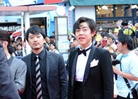 吉村界人（右）