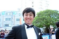 映画「お前はまだグンマを知らない」に出演するロバート山本。好きな上毛かるたの札は「世のちり洗う四万温泉」。