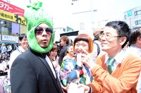 井上小公造（女と男・市川 / 右）がウソ情報を流していると主張する天竺鼠・川原（左）。