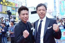 映画「火花」より2丁拳銃・修士（左）と板尾創路（右）。