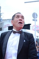 観客に「お、お、おお、おさむちゃんです！」を披露するぼんちおさむ。