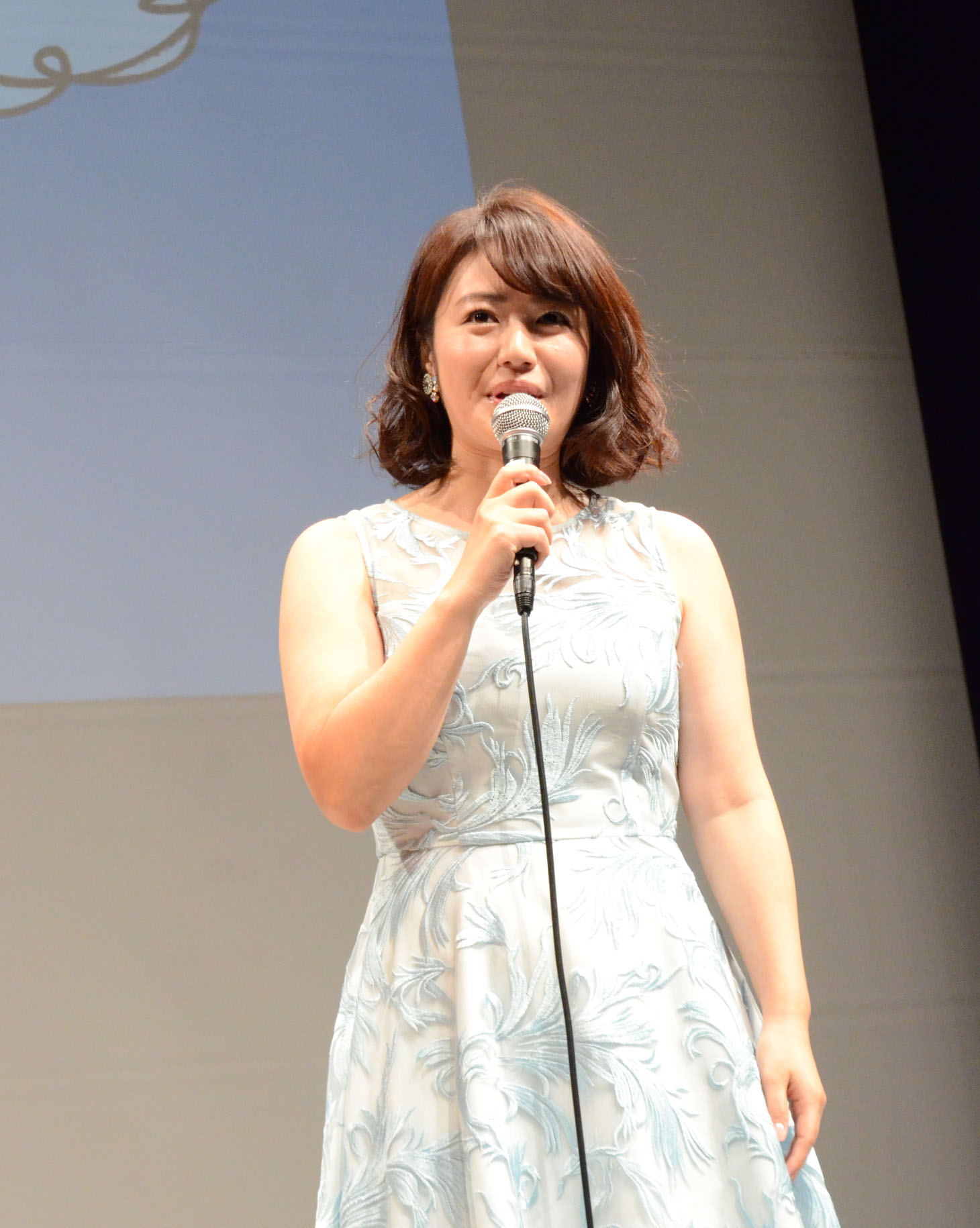劇中に登場する「週刊大衆」の表紙を飾っている磯山さやか。