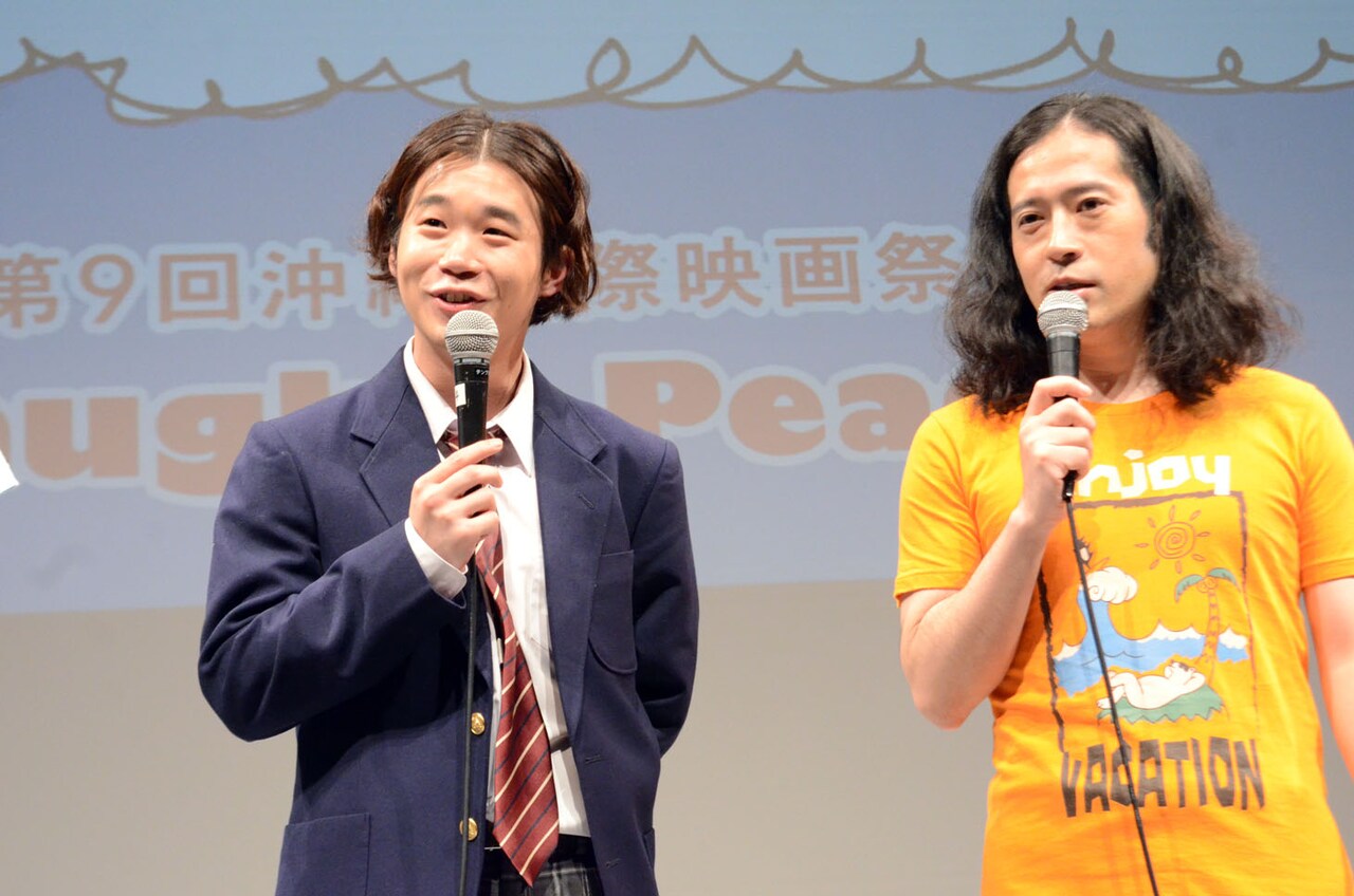 左から矢本悠馬、又吉直樹（ピース）。