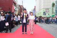 左から南海キャンディーズ山里、IMALU。