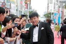 今年4月「島ぜんぶでおーきな祭」のレッドカーペットに登場したジミー大西。