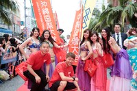 レッドカーペットを歩いたアキナ（手前左から2人）ら。