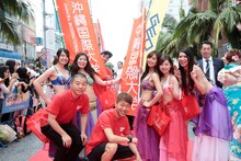 レッドカーペットを歩いたアキナ（手前左から2人）ら。