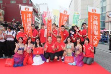 レッドカーペットを歩いたアキナ（手前中央2人）ら。