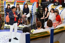 胸で苦労していることを明石家さんまに語る女性ゲストたち。(c)MBS