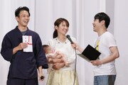 ノンフィクション部門大賞を受賞した安本篤人さん家族と司会のNON STYLE井上（右端）