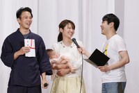 ノンフィクション部門大賞を受賞した安本篤人さん家族と司会のNON STYLE井上（右端）