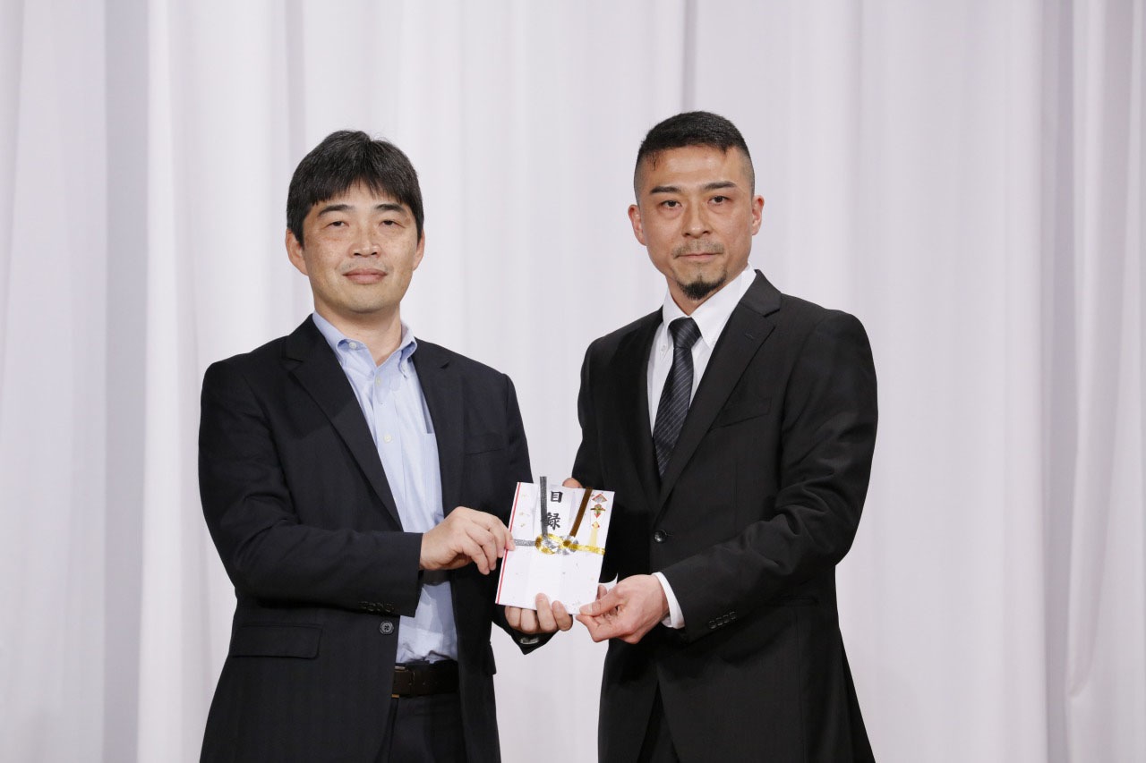 小説部門大賞を受賞した小野寺秀樹さん（右）。