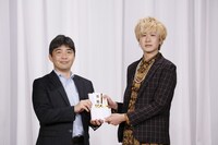 小説部門大賞を受賞した大石ロミーさん（右）。