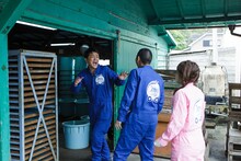 「千鳥が行く！ルート931の旅。in八丈島・くさや」撮影中の様子。