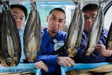 くさやのにおいに顔を歪める千鳥・大悟（中央）。