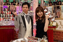 左から今田耕司、指原莉乃。