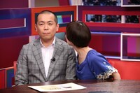 吉谷彩子（右）に、においを嗅がれるタカアンドトシ・トシ（左）。(c)中京テレビ
