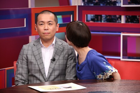 吉谷彩子(右)に、においを嗅がれるタカアンドトシ・トシ(左)。(c)中京テレビ