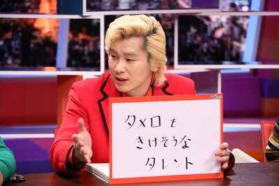 「採用！フリップNEWS」に出演する、メイプル超合金カズレーザー。(c)中京テレビ