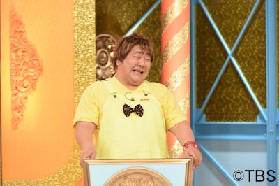 「勝てば満腹！負ければ腹ペコ！ペコジャニ」で「最高の餃子」をプレゼンする、石塚英彦。