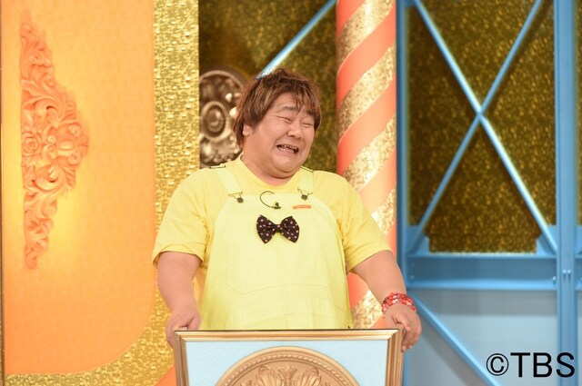 「勝てば満腹！負ければ腹ペコ！ペコジャニ」で「最高の餃子」をプレゼンする、石塚英彦。
