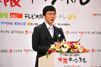 会見の司会を務めた浅越ゴエ。