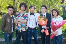 映画「火花」クランクアップを迎えた（左から）2丁拳銃・修士、桐谷健太、板尾創路、菅田将暉、木村文乃。