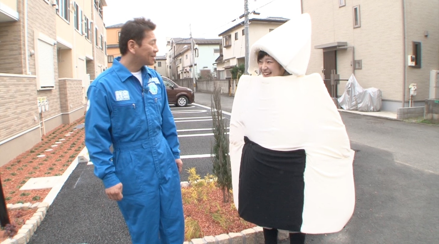 くりぃむしちゅー上田のリポートの様子。(c)テレビ朝日