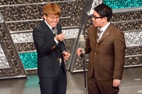 漫才中に鼻くそを飛ばすミキ亜生（左）。