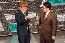 漫才中に鼻くそを飛ばすミキ亜生（左）。