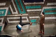 ミキの漫才のズッコケるシーンをオーバーに演じる吉田たち・こうへい（左）。