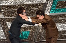 ミキの漫才をカバーする吉田たち。