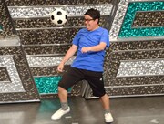 ボールに弄ばれるミキ昴生。